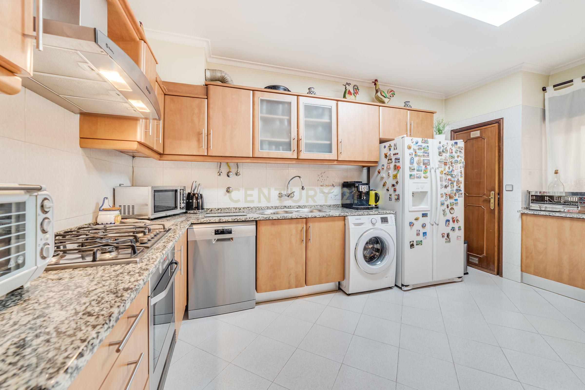 Apartamento T4 Belas - Image 27