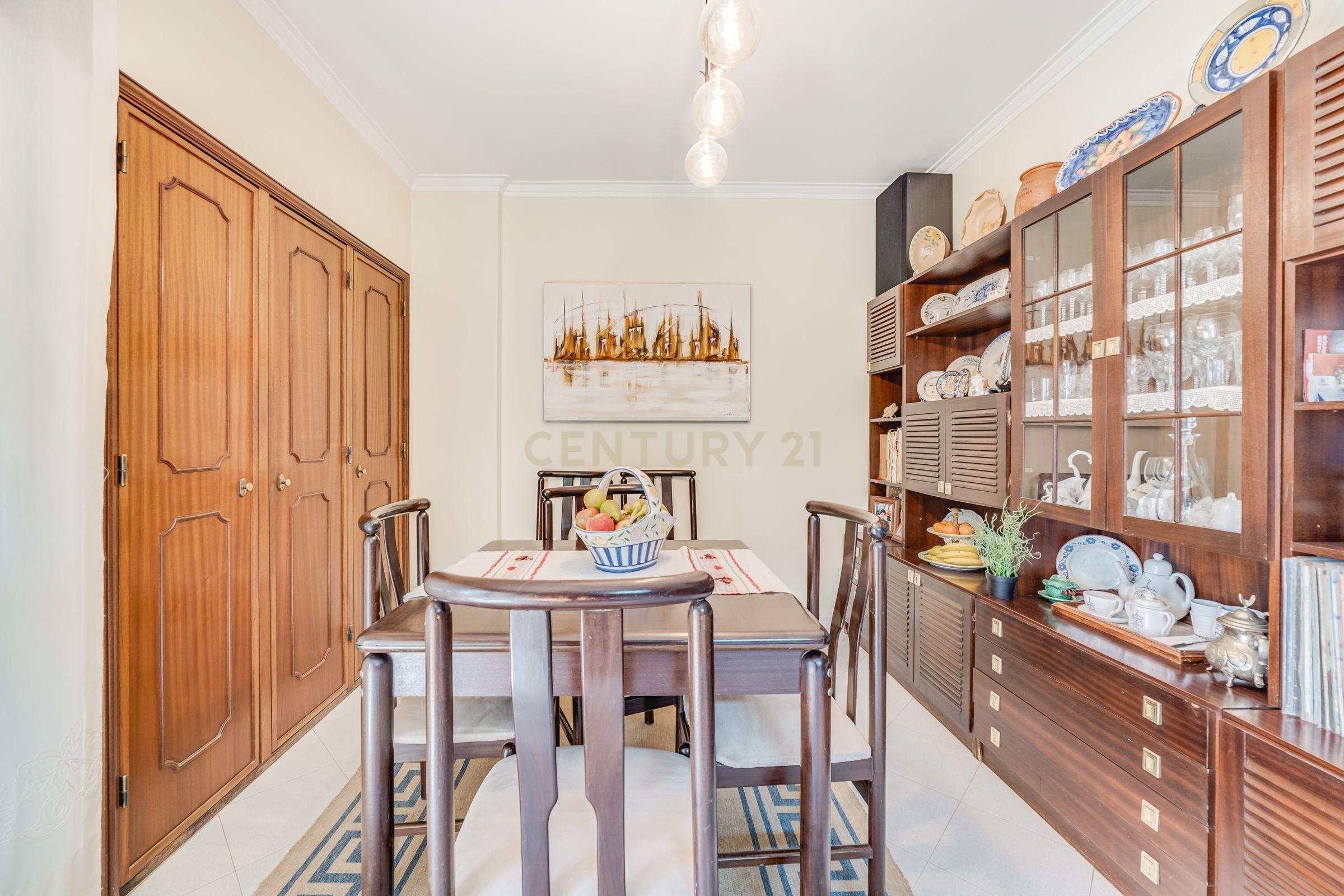 Apartamento T4 Belas - Image 30