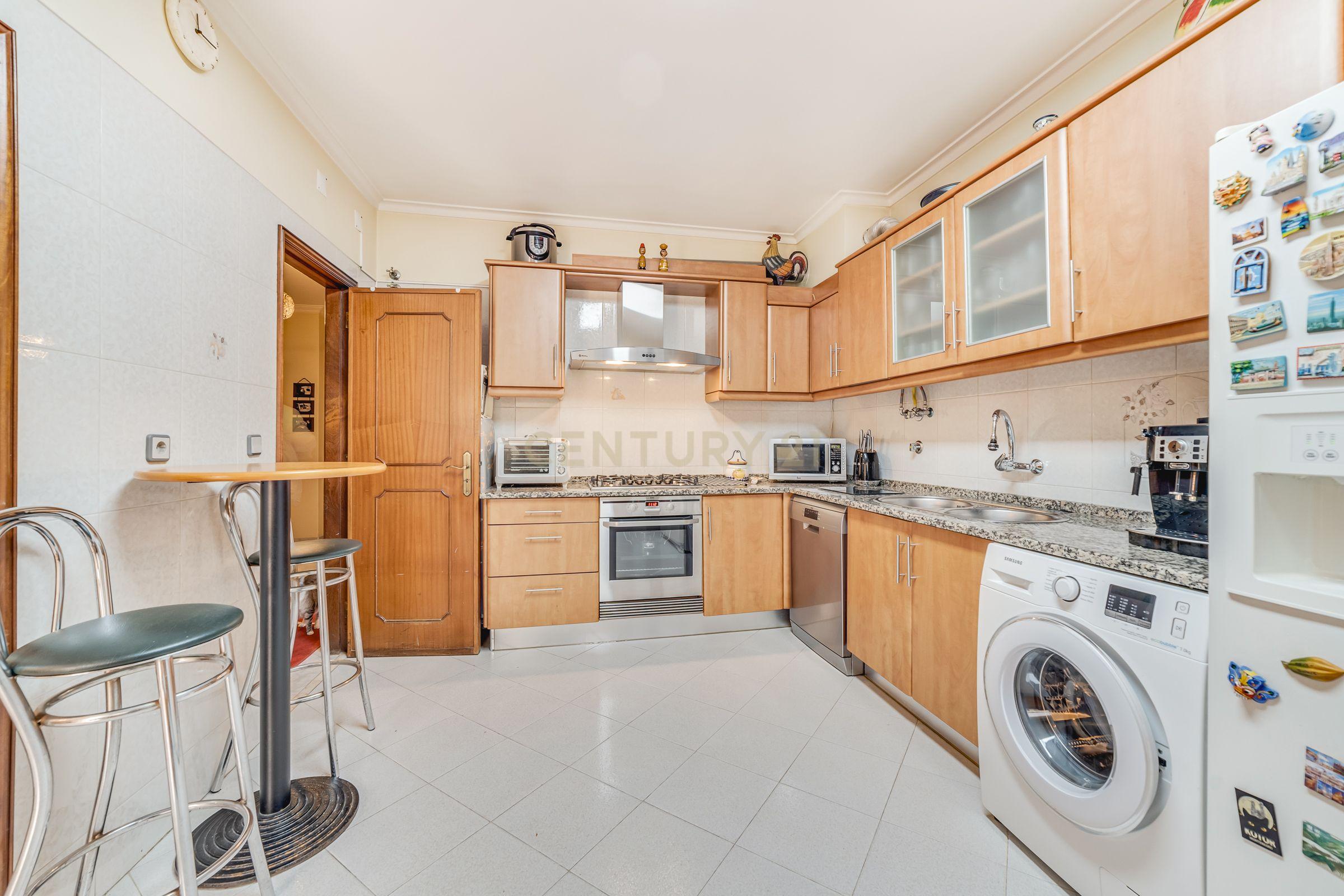 Apartamento T4 Belas - Image 28