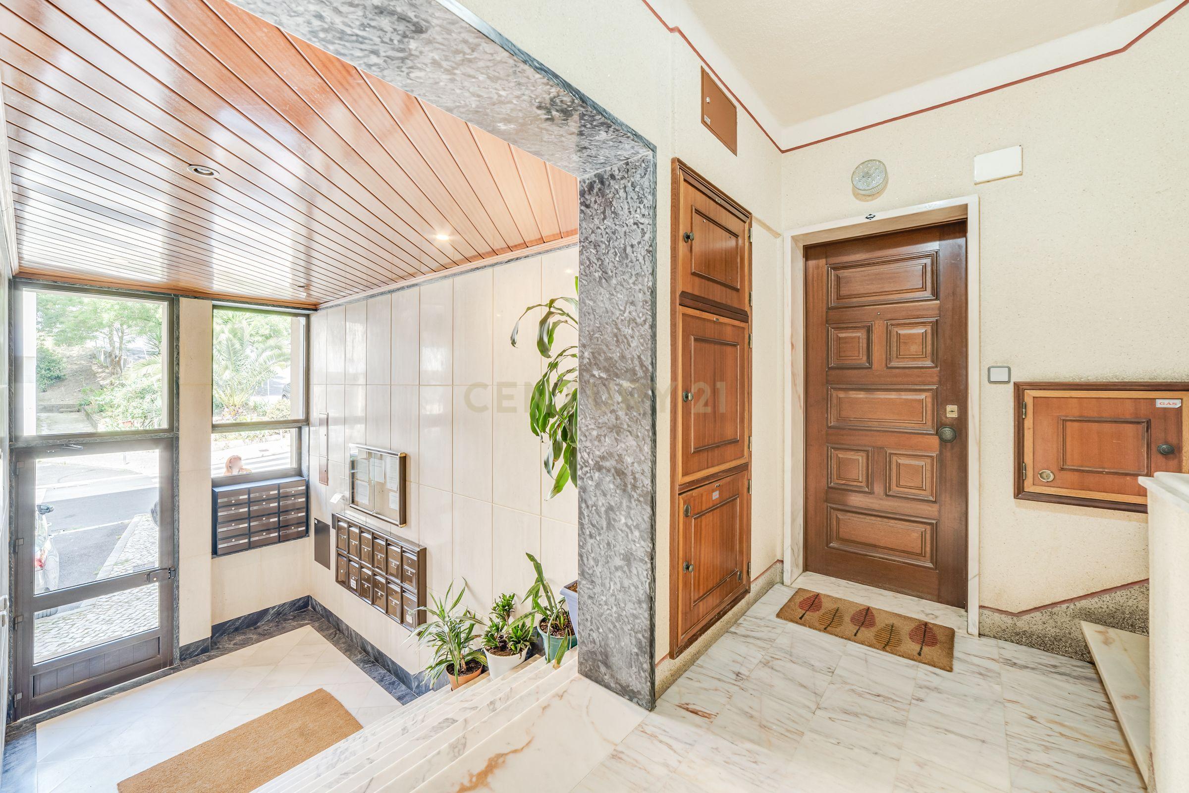 Apartamento T4 Belas - Image 1