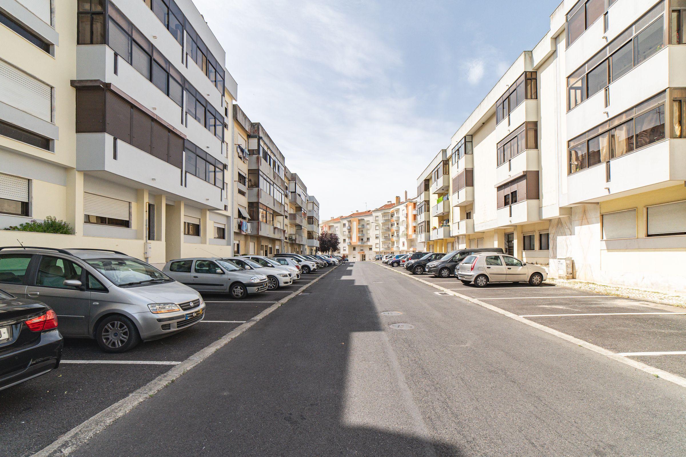 Apartamento T4 Belas - Image 42