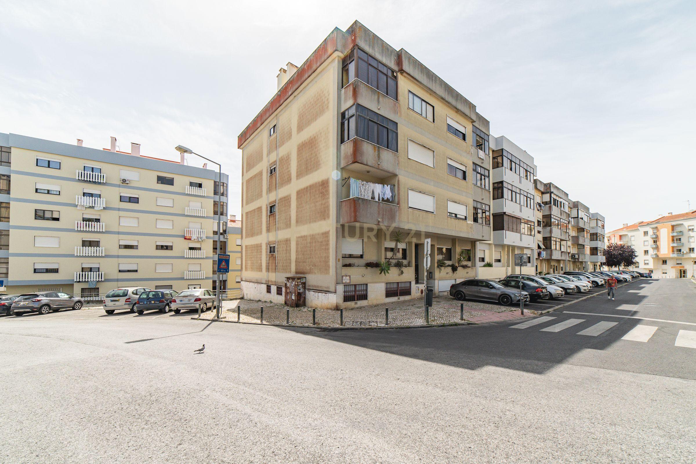 Apartamento T4 Belas - Image 41
