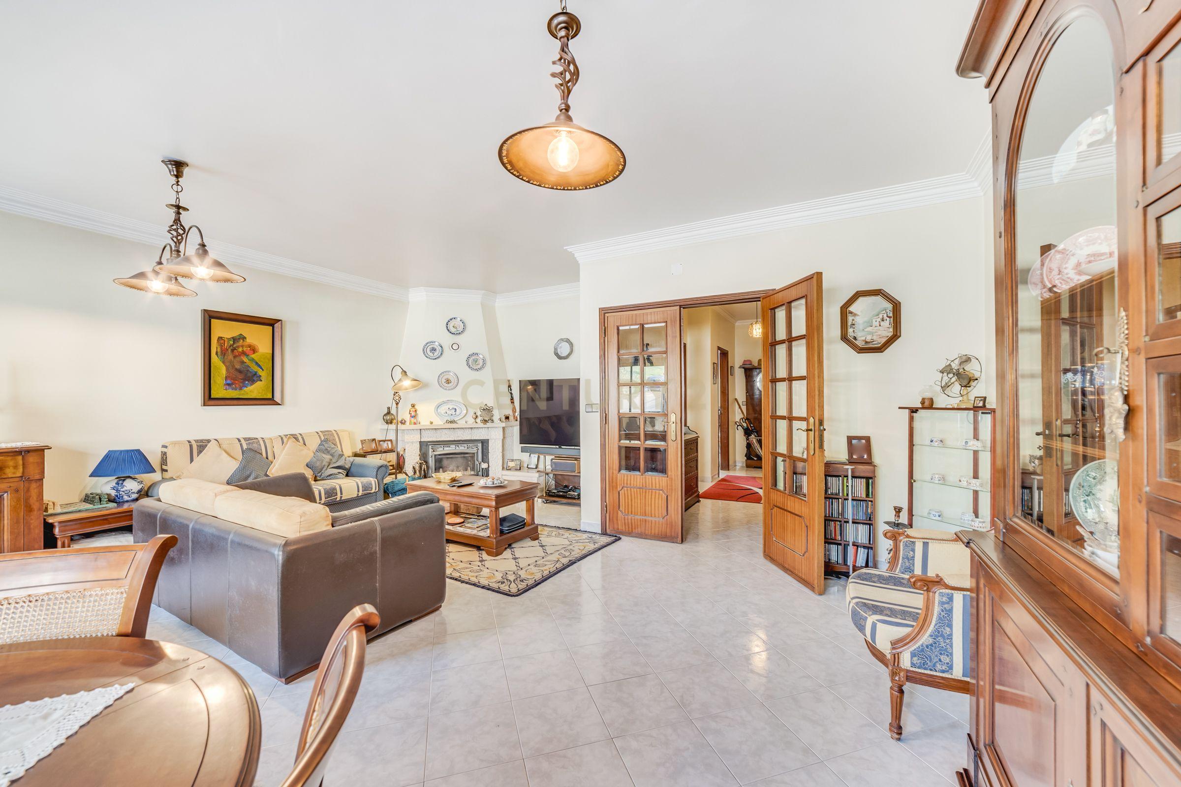 Apartamento T4 Belas - Image 7