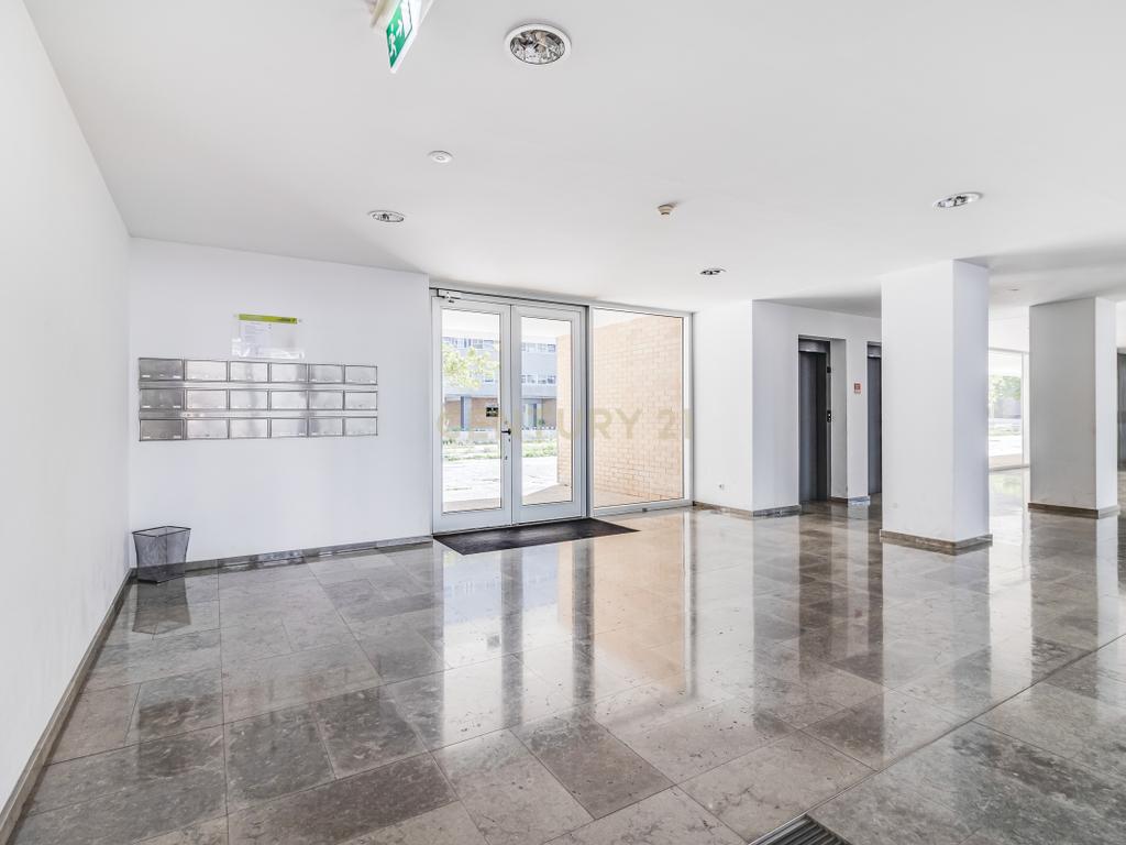 Fantástico T2 em condomínio privado com um lugar de estacionamento - Image 42