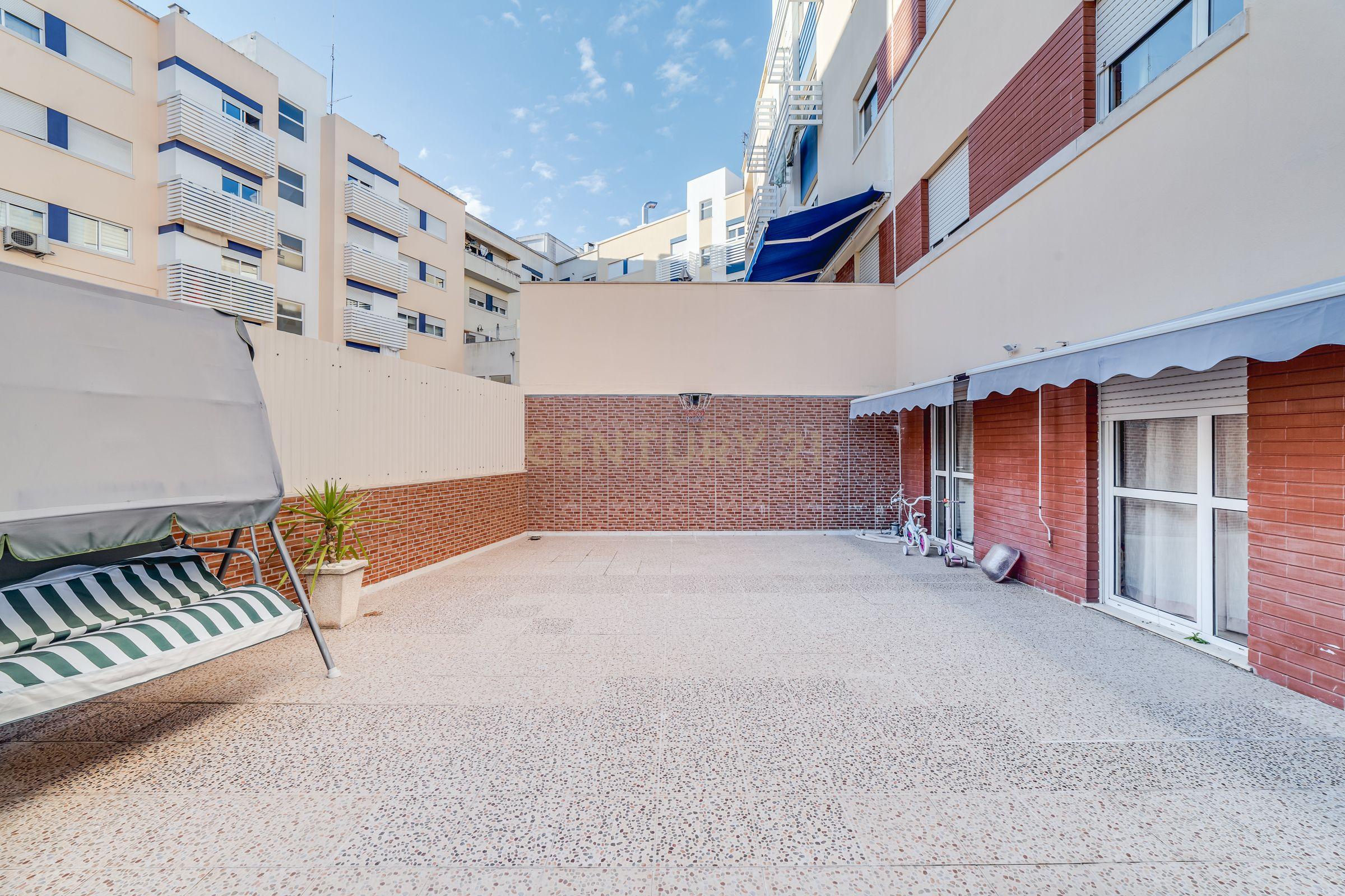 Apartamento T3 com Terraço de 70 m² e Box - Quinta do Castelo - Image 6