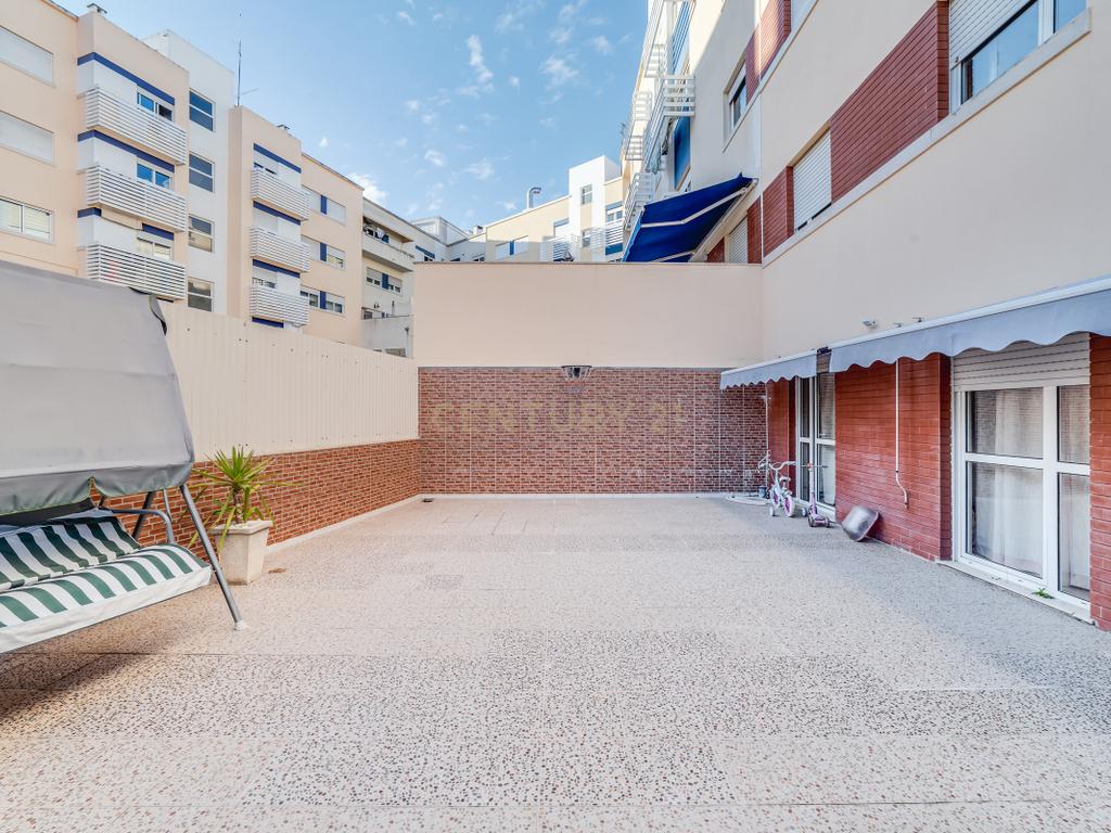 Apartamento T3 com Terraço de 70 m² e Box - Quinta do Castelo - Image 6