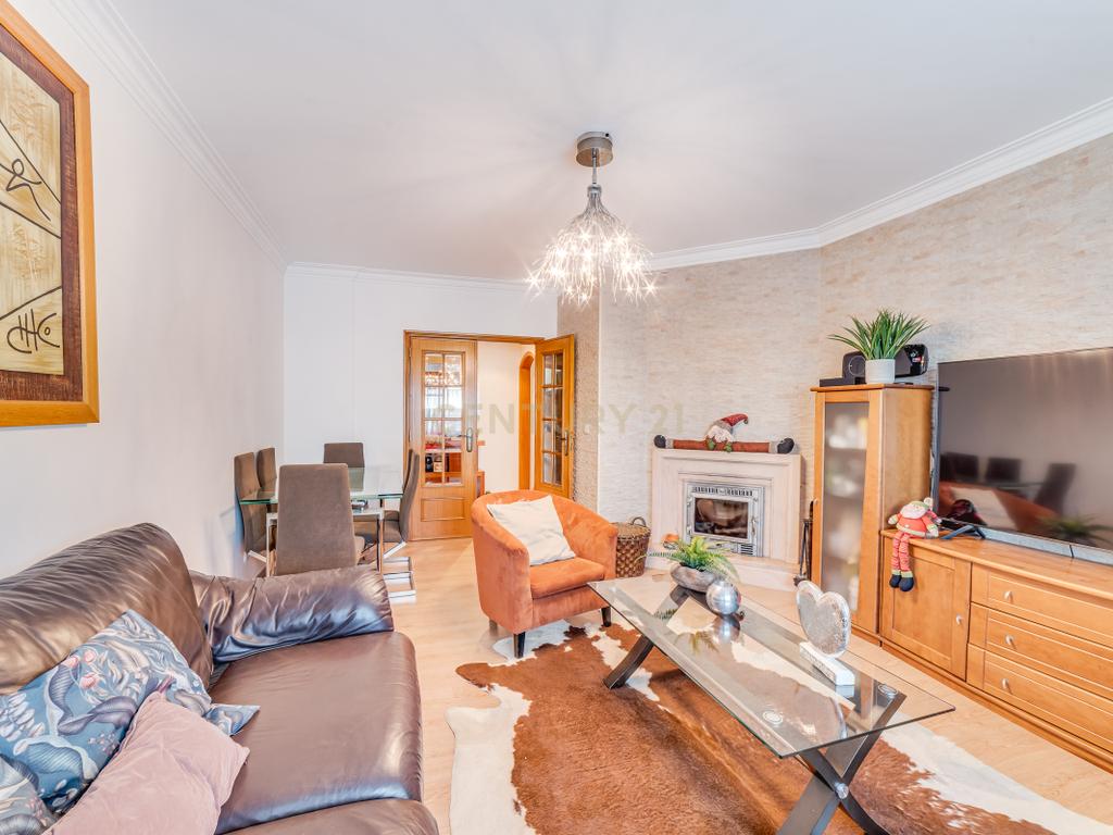 Apartamento T3 com Terraço de 70 m² e Box - Quinta do Castelo - Image 11