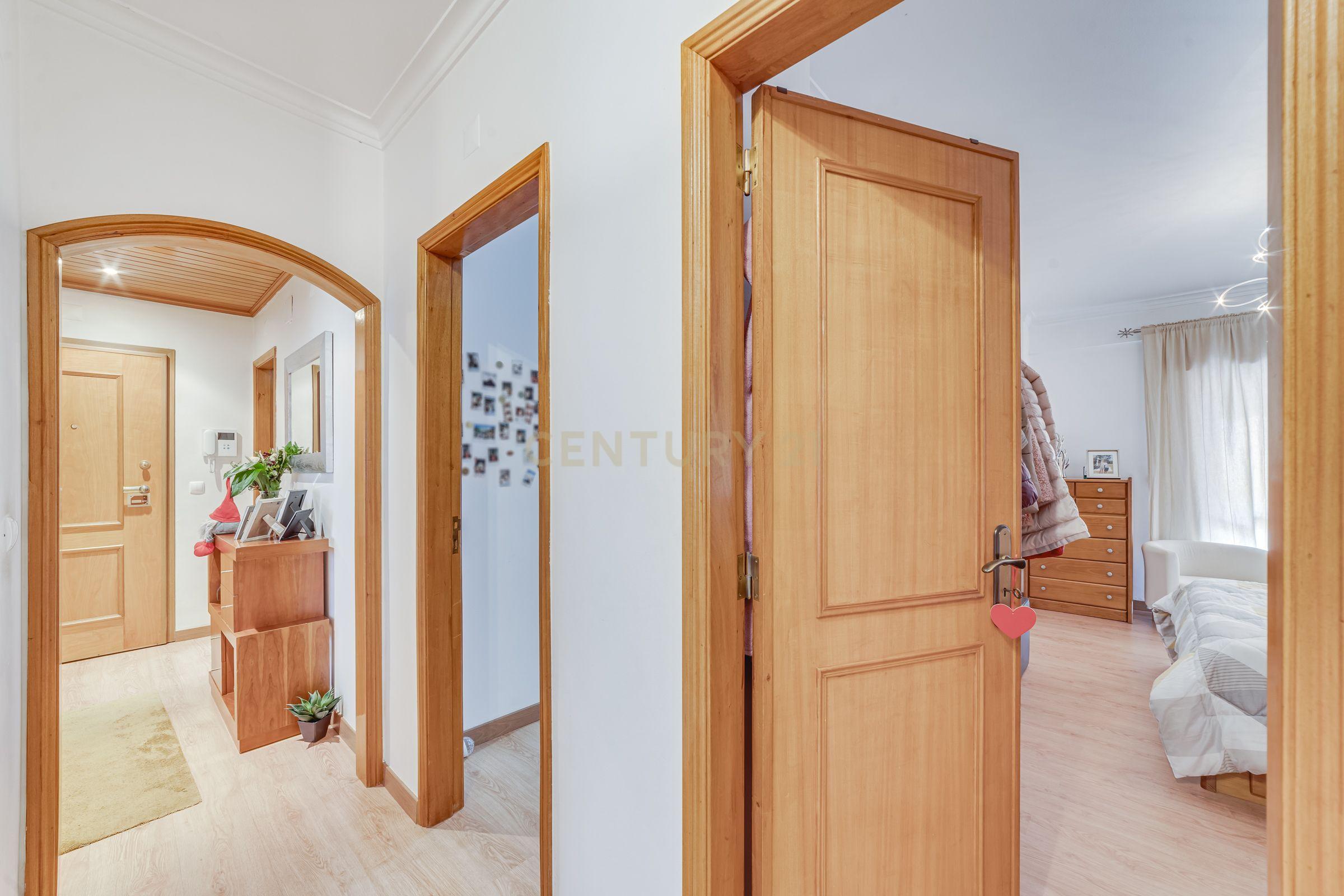 Apartamento T3 com Terraço de 70 m² e Box - Quinta do Castelo - Image 12