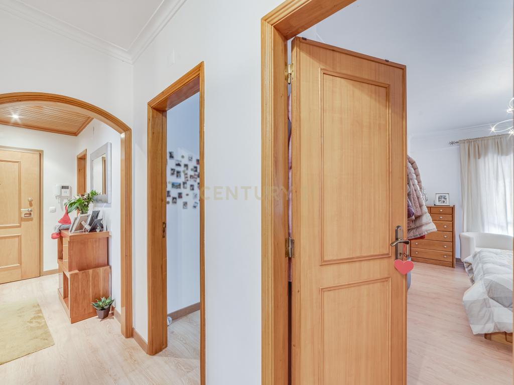 Apartamento T3 com Terraço de 70 m² e Box - Quinta do Castelo - Image 12