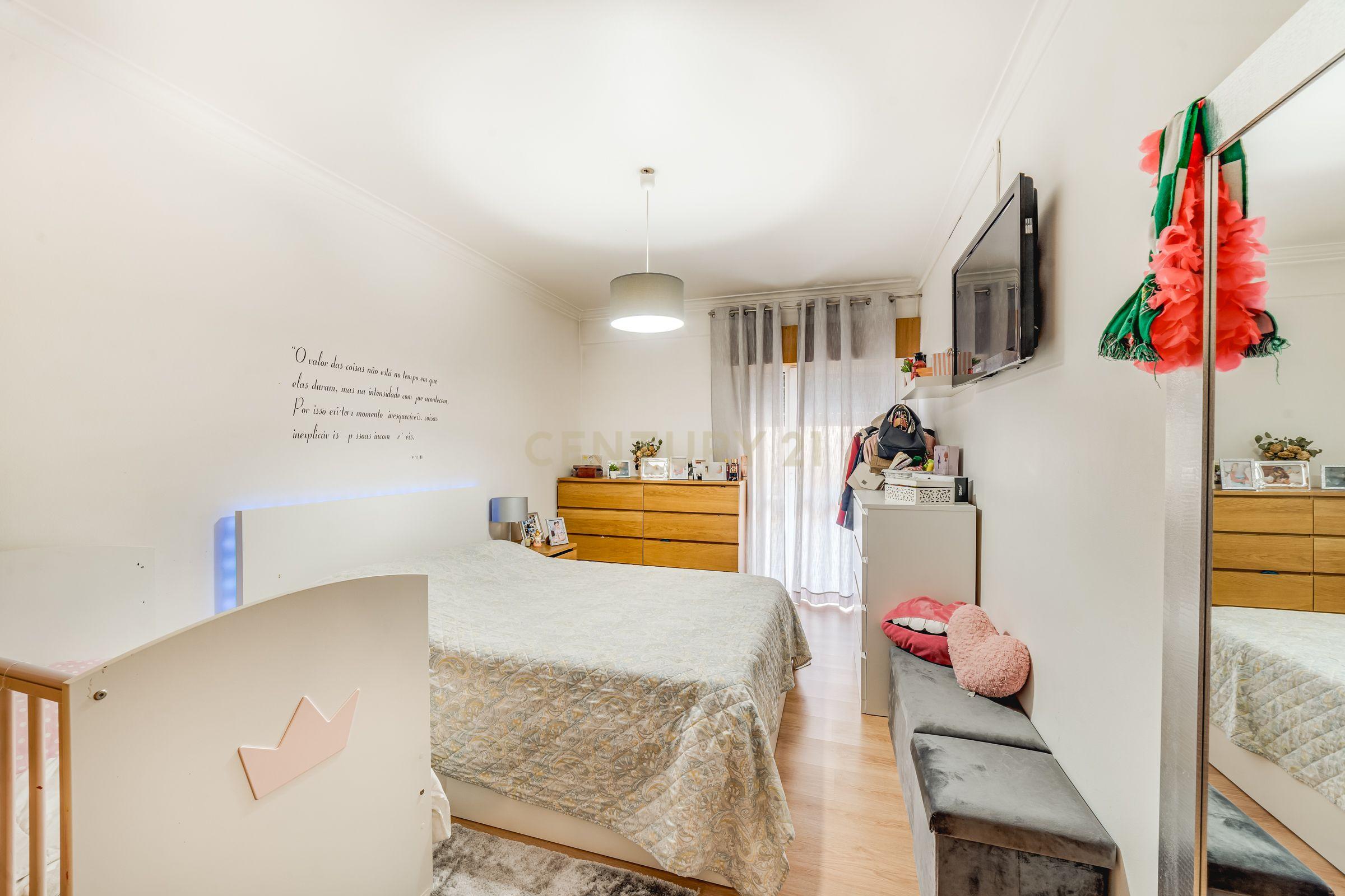 Apartamento T3 com Terraço de 70 m² e Box - Quinta do Castelo - Image 13