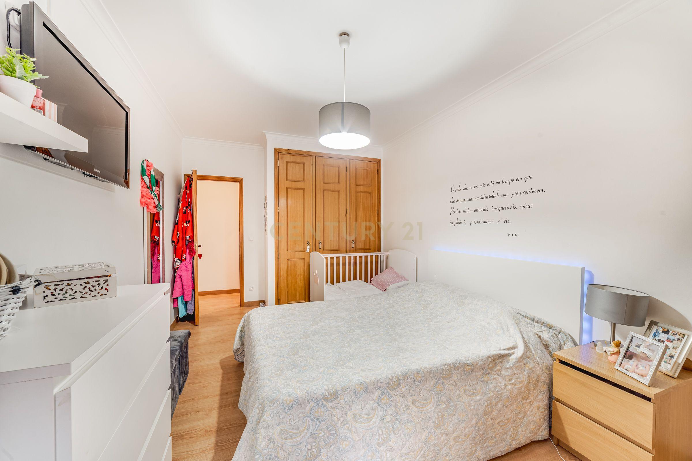 Apartamento T3 com Terraço de 70 m² e Box - Quinta do Castelo - Image 14