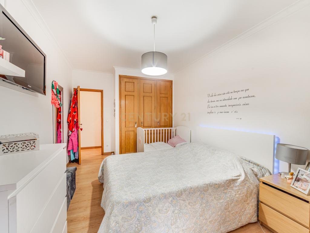 Apartamento T3 com Terraço de 70 m² e Box - Quinta do Castelo - Image 14