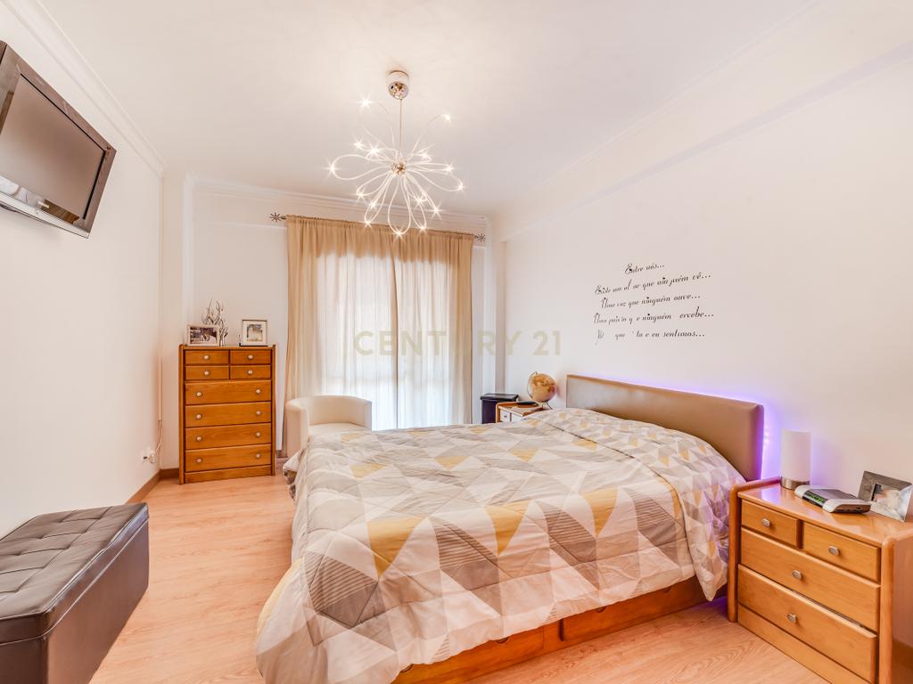 Apartamento T3 com Terraço de 70 m² e Box - Quinta do Castelo - Image 15