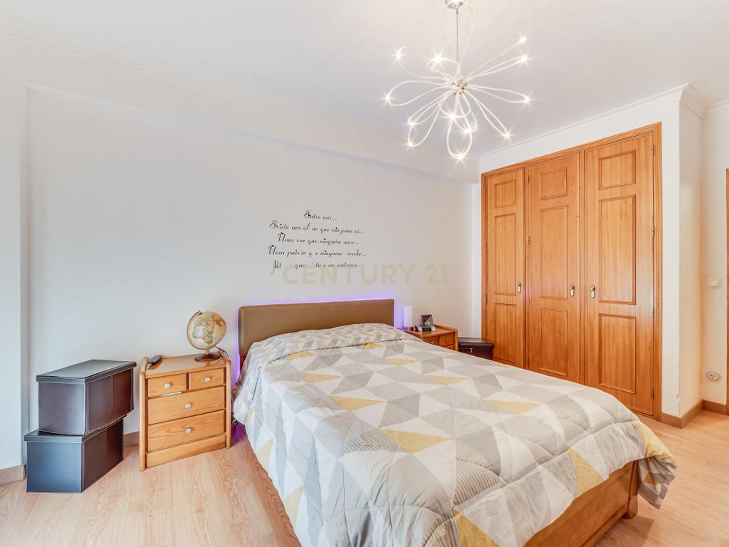 Apartamento T3 com Terraço de 70 m² e Box - Quinta do Castelo - Image 16
