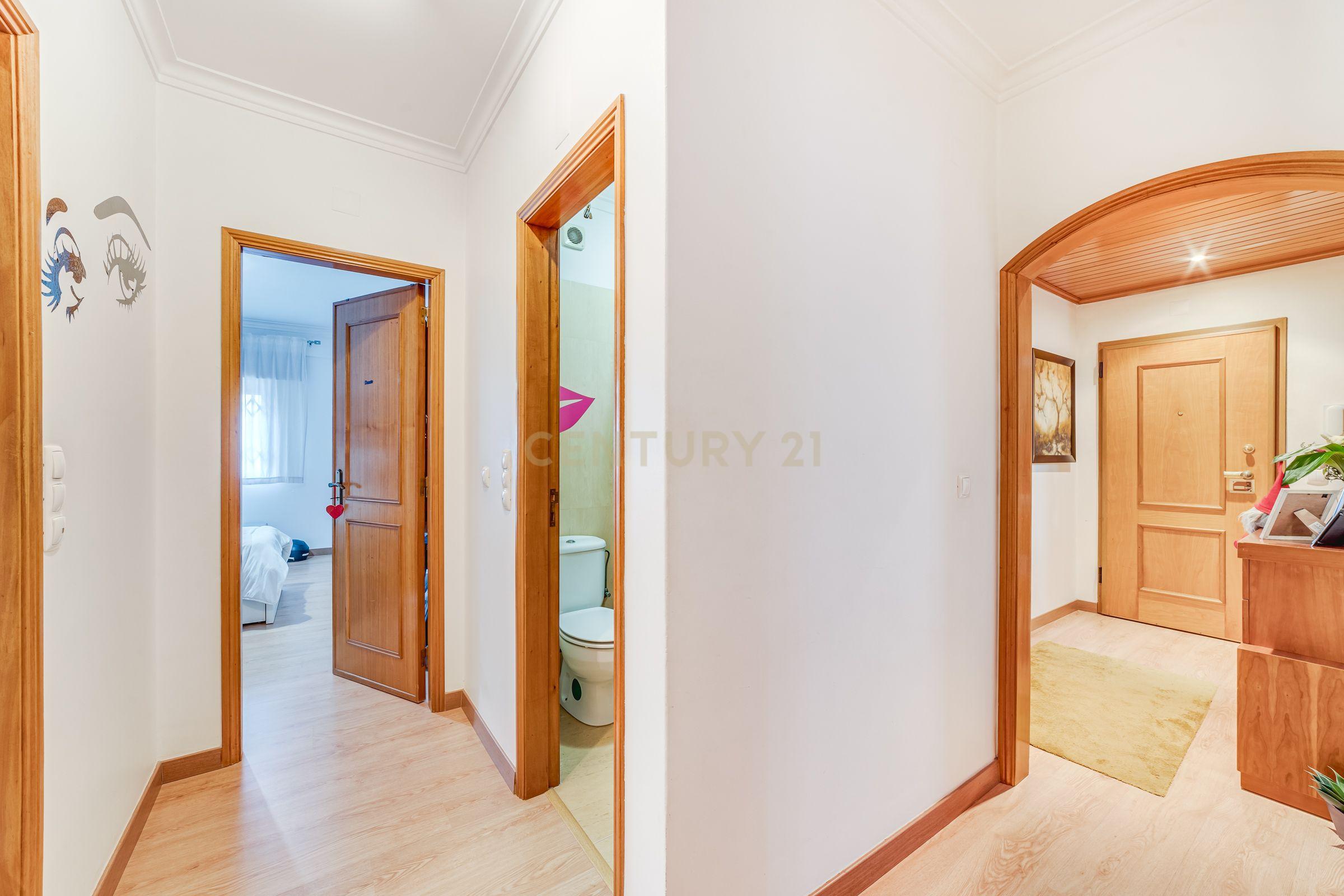 Apartamento T3 com Terraço de 70 m² e Box - Quinta do Castelo - Image 17