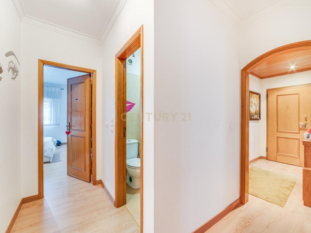 Apartamento T3 com Terraço de 70 m² e Box - Quinta do Castelo - Image 17