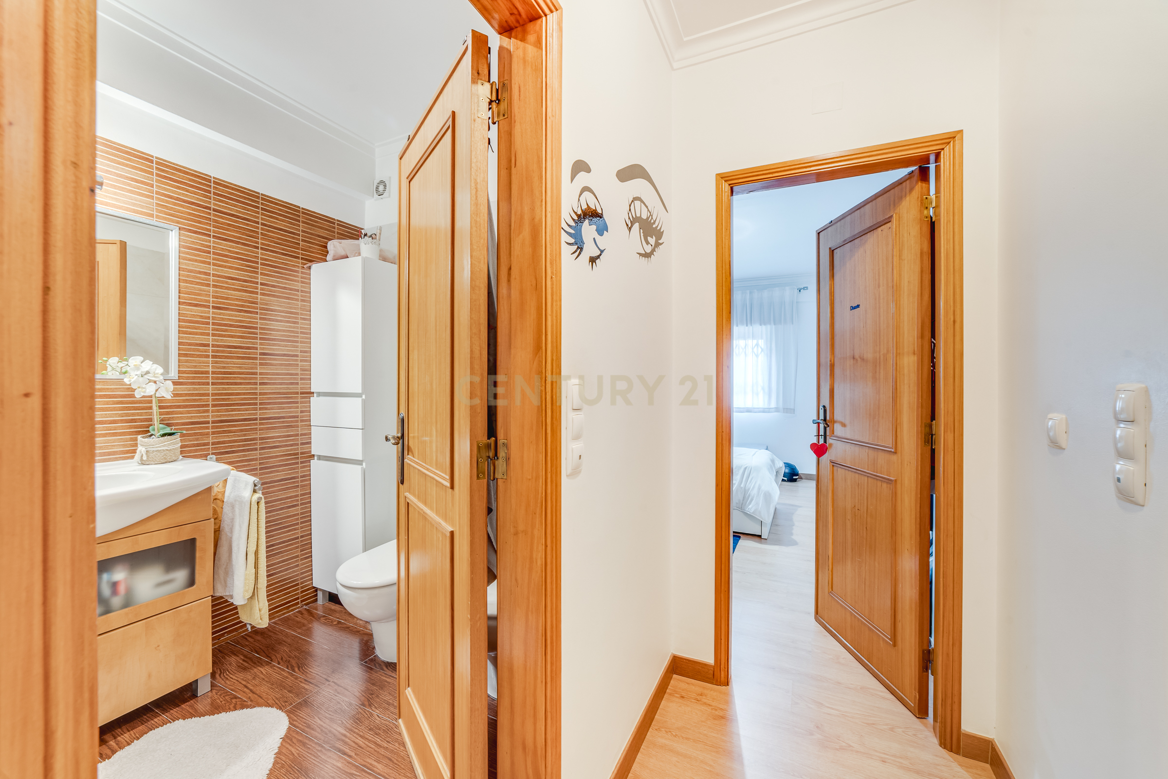 Apartamento T3 com Terraço de 70 m² e Box - Quinta do Castelo - Image 18