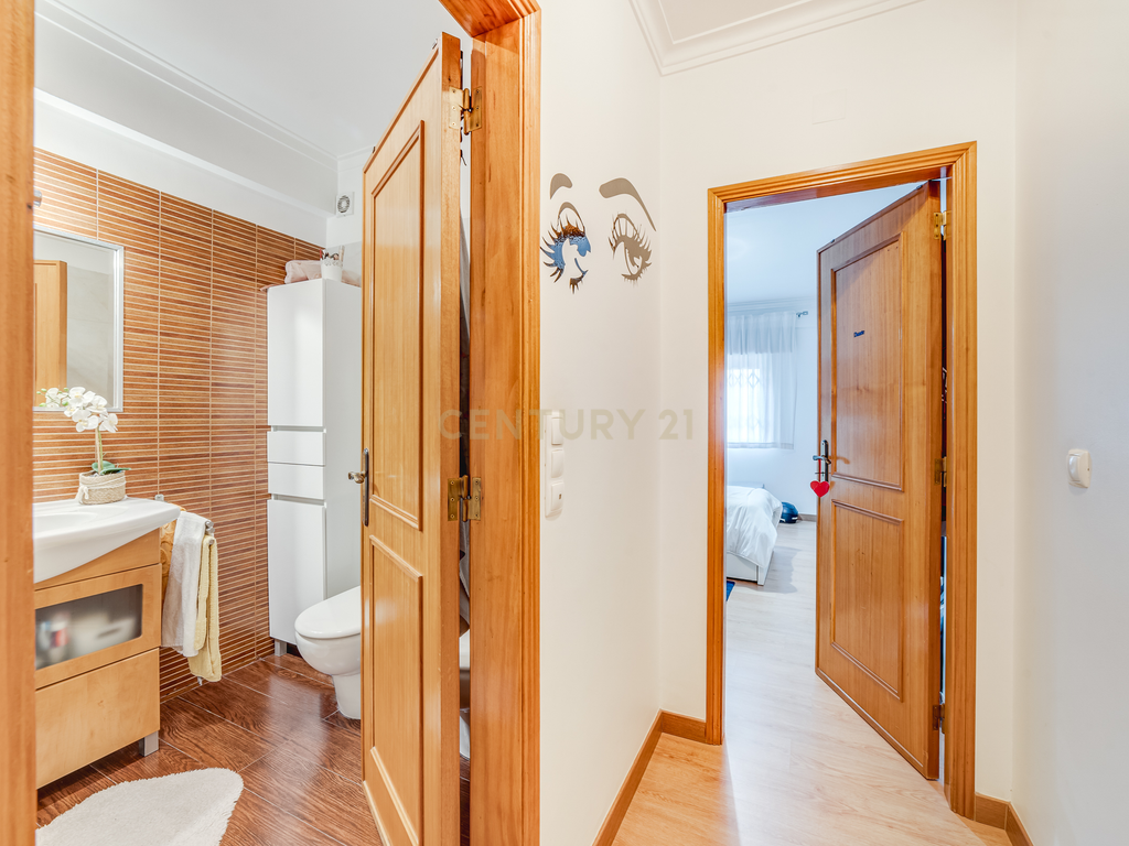 Apartamento T3 com Terraço de 70 m² e Box - Quinta do Castelo - Image 18