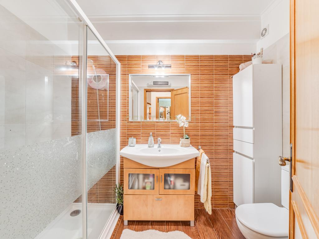 Apartamento T3 com Terraço de 70 m² e Box - Quinta do Castelo - Image 19