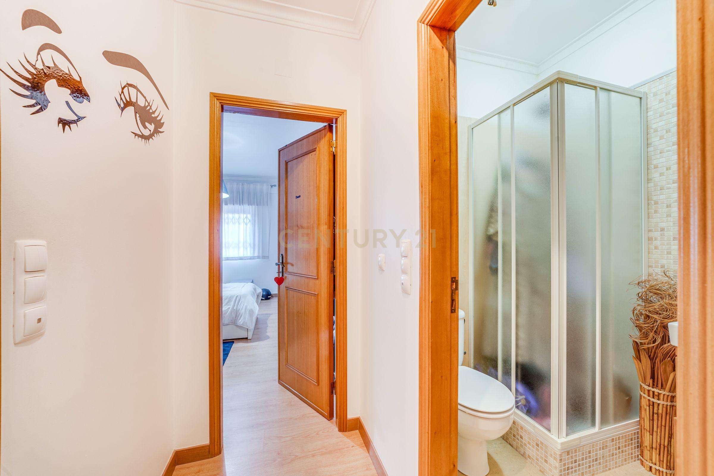 Apartamento T3 com Terraço de 70 m² e Box - Quinta do Castelo - Image 20