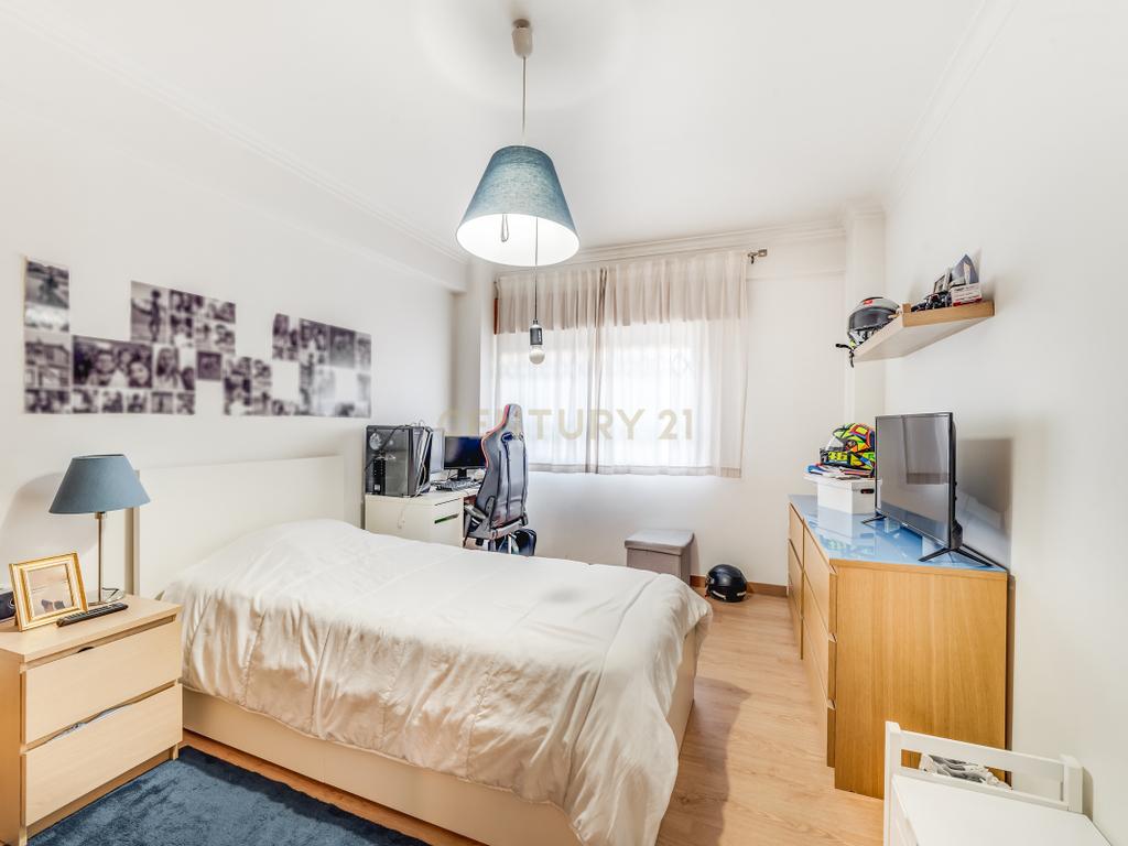 Apartamento T3 com Terraço de 70 m² e Box - Quinta do Castelo - Image 22