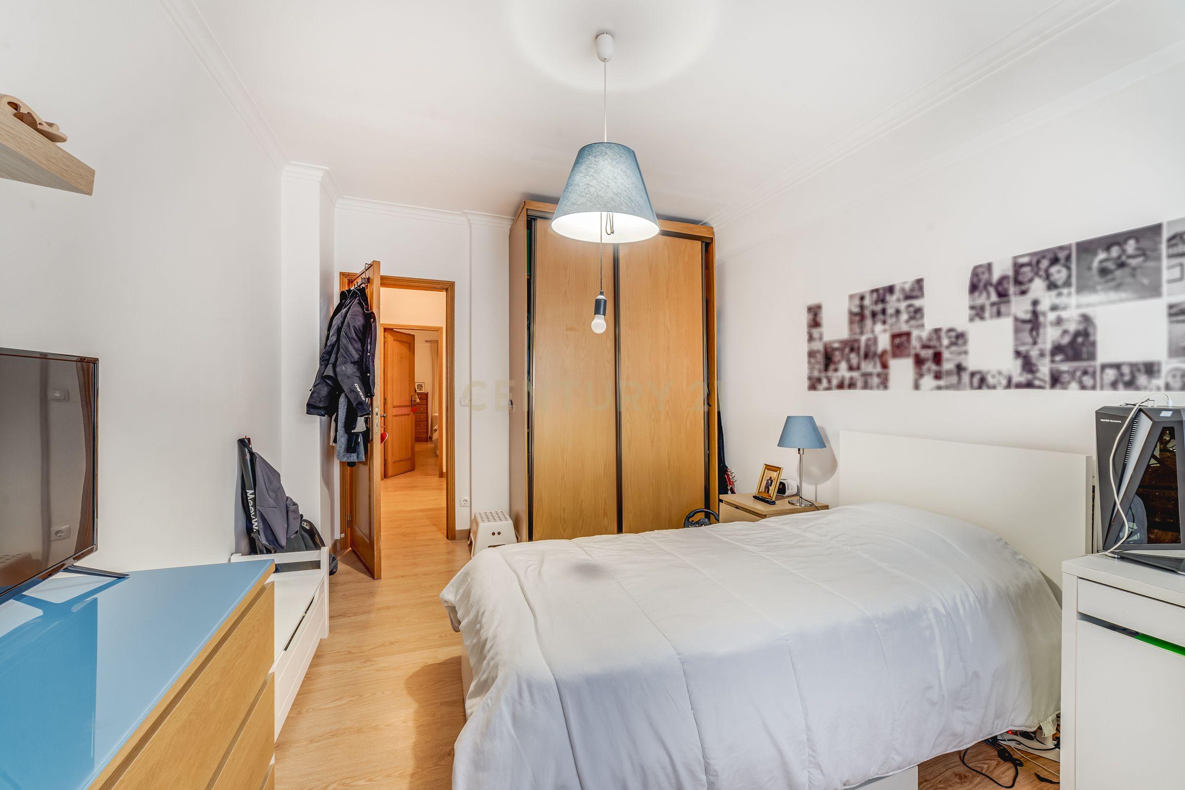 Apartamento T3 com Terraço de 70 m² e Box - Quinta do Castelo - Image 23