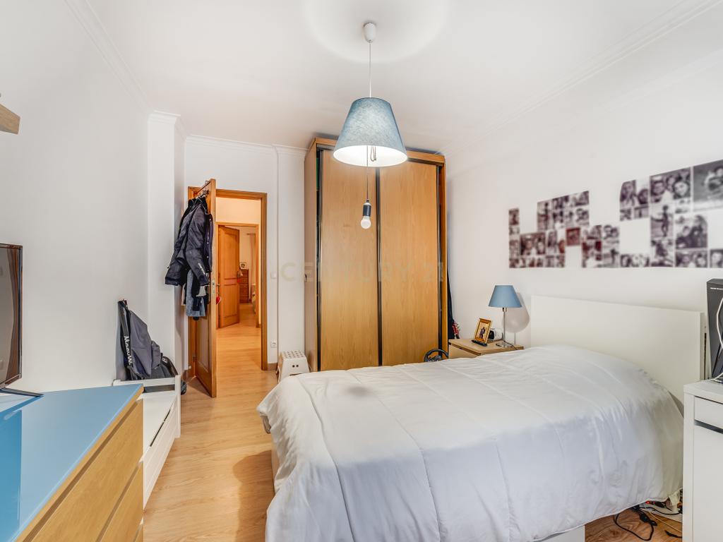 Apartamento T3 com Terraço de 70 m² e Box - Quinta do Castelo - Image 23