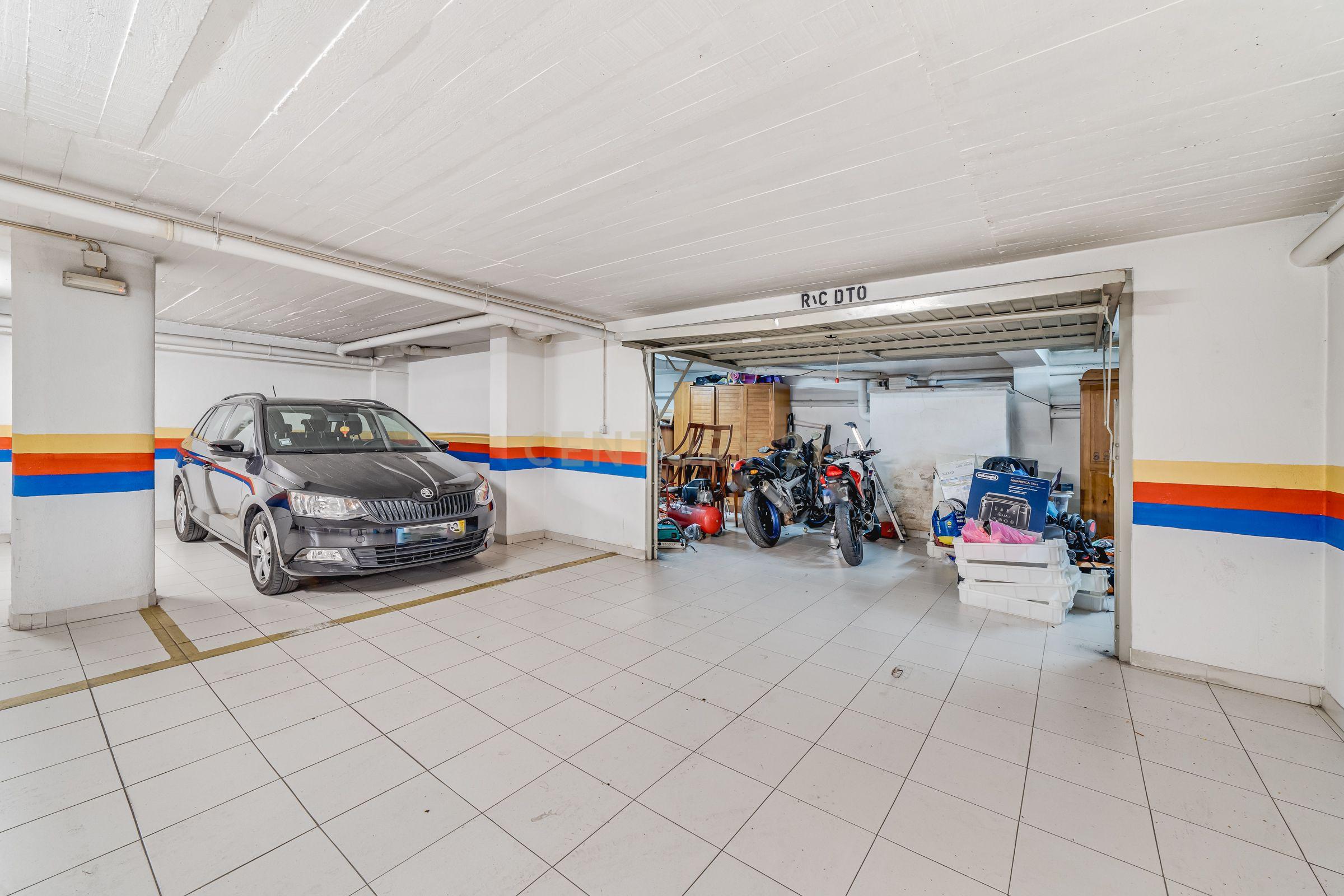 Apartamento T3 com Terraço de 70 m² e Box - Quinta do Castelo - Image 25