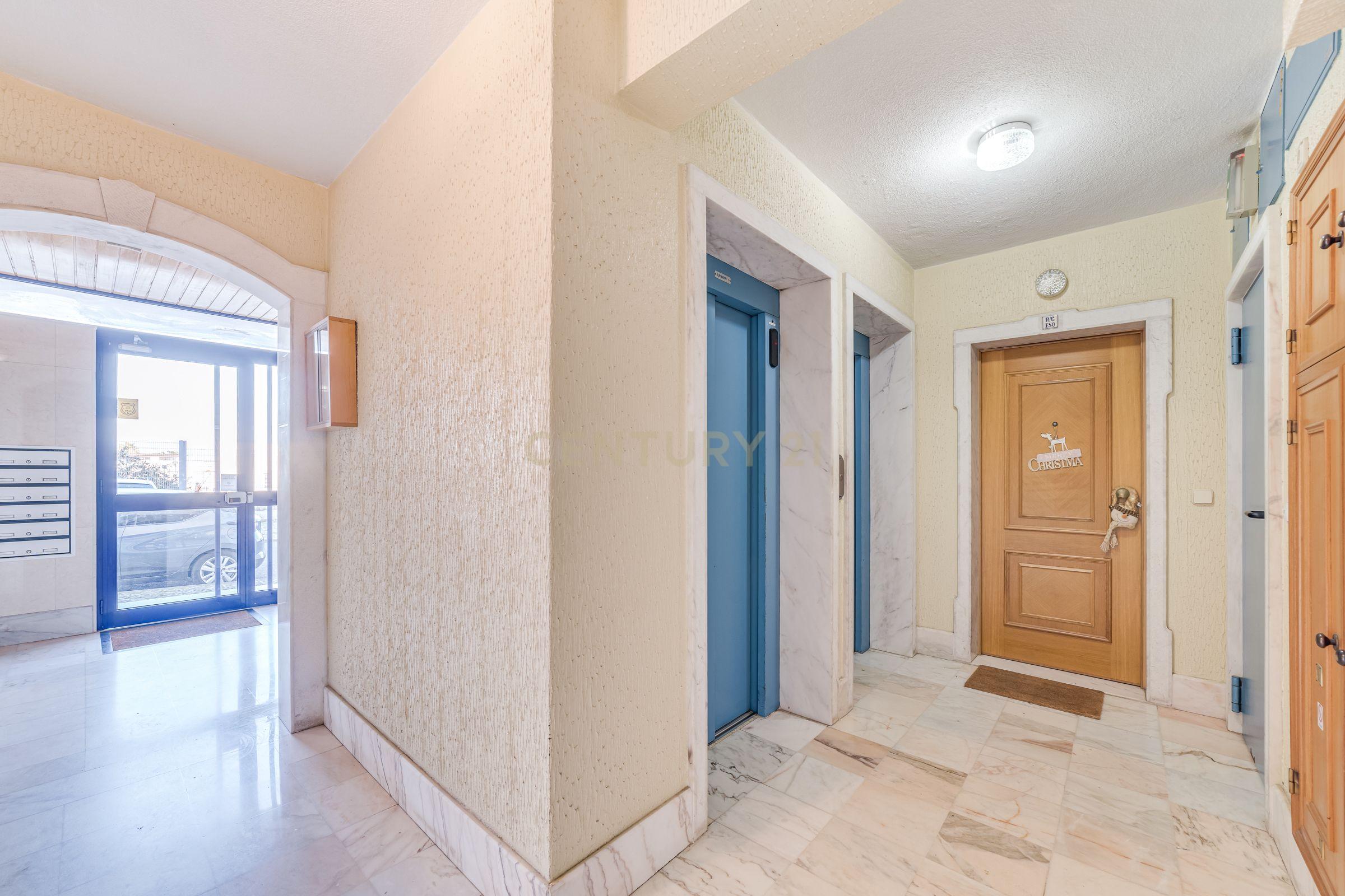 Apartamento T3 com Terraço de 70 m² e Box - Quinta do Castelo - Image 24