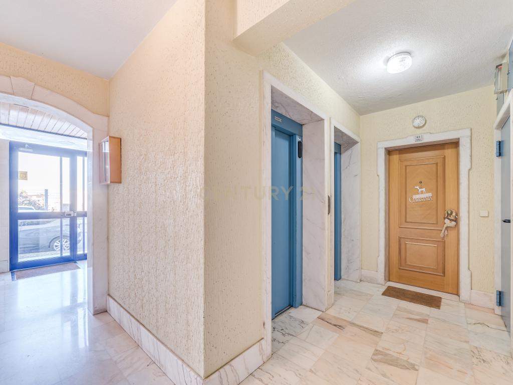 Apartamento T3 com Terraço de 70 m² e Box - Quinta do Castelo - Image 24