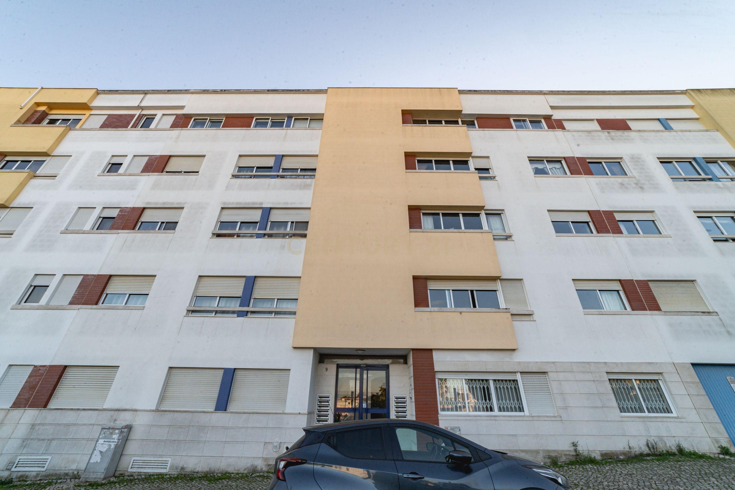 Apartamento T3 com Terraço de 70 m² e Box - Quinta do Castelo - Image 26