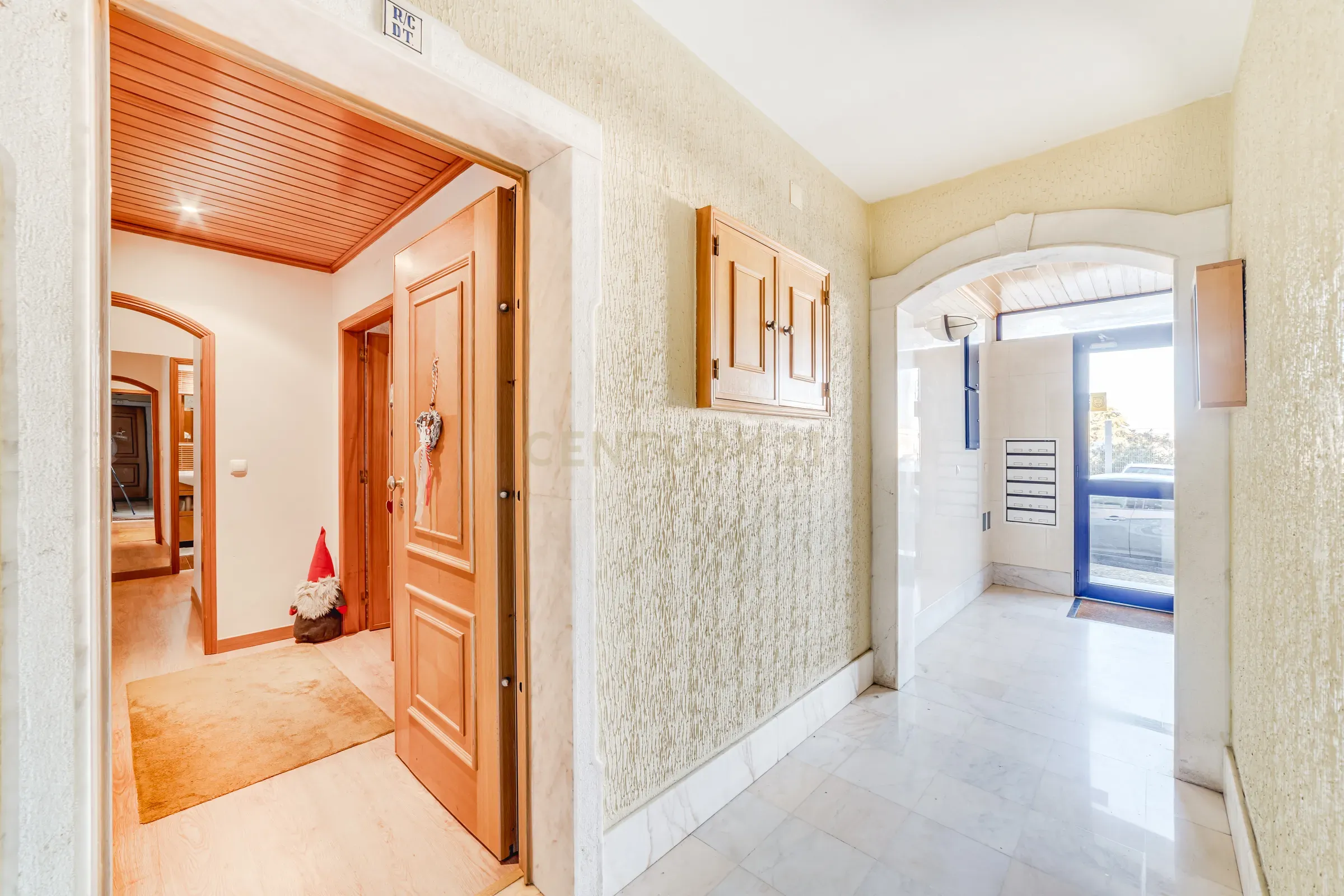 Apartamento T3 com Terraço de 70 m² e Box - Quinta do Castelo - Image 2