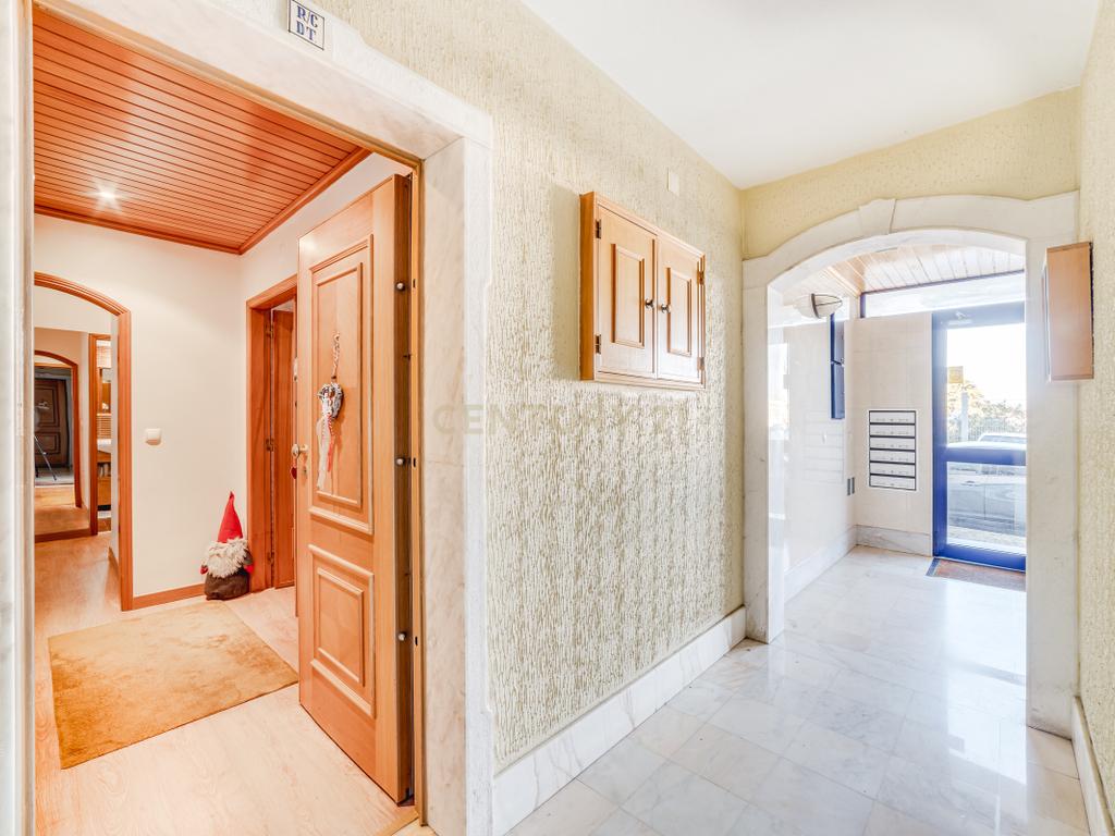 Apartamento T3 com Terraço de 70 m² e Box - Quinta do Castelo - Image 2