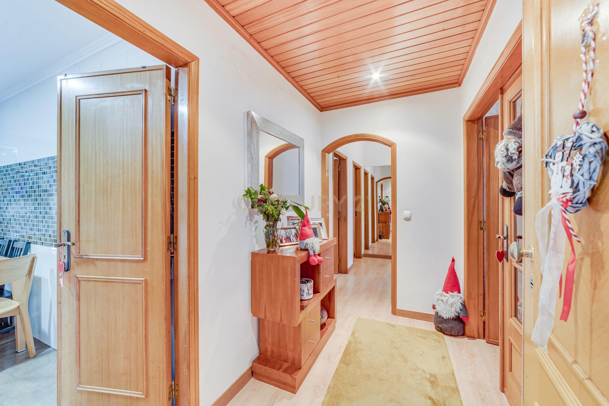 Apartamento T3 com Terraço de 70 m² e Box - Quinta do Castelo - Image 3