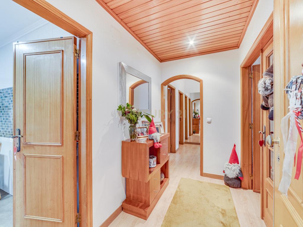 Apartamento T3 com Terraço de 70 m² e Box - Quinta do Castelo - Image 3