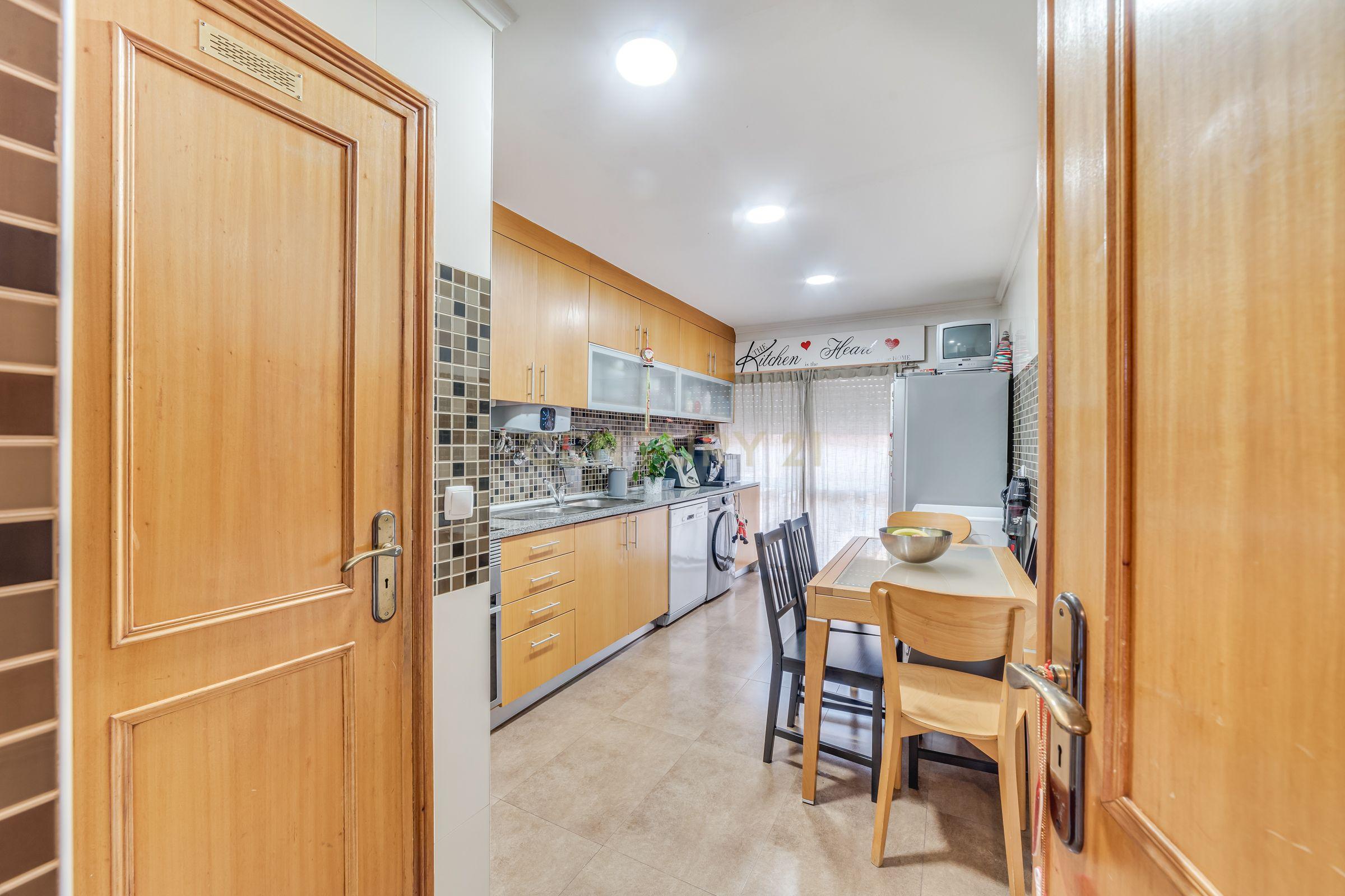 Apartamento T3 com Terraço de 70 m² e Box - Quinta do Castelo - Image 4