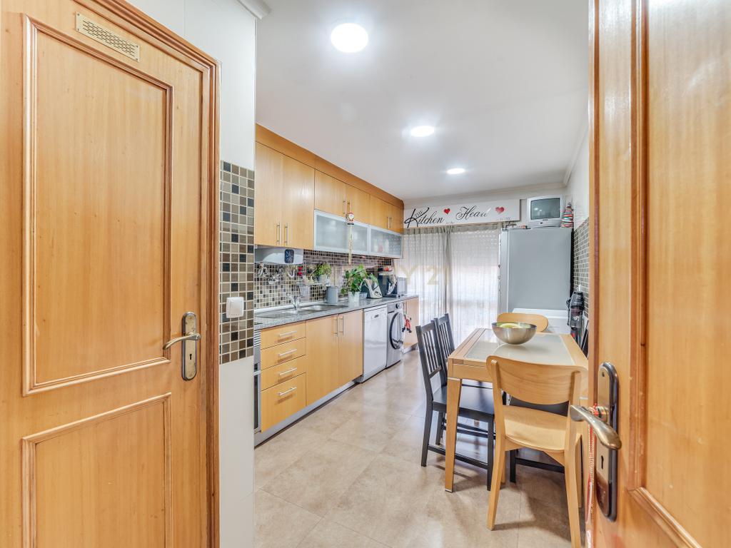 Apartamento T3 com Terraço de 70 m² e Box - Quinta do Castelo - Image 4