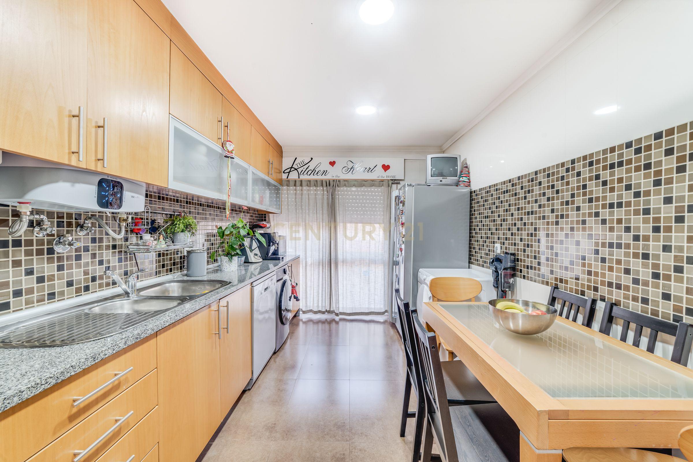 Apartamento T3 com Terraço de 70 m² e Box - Quinta do Castelo - Image 5