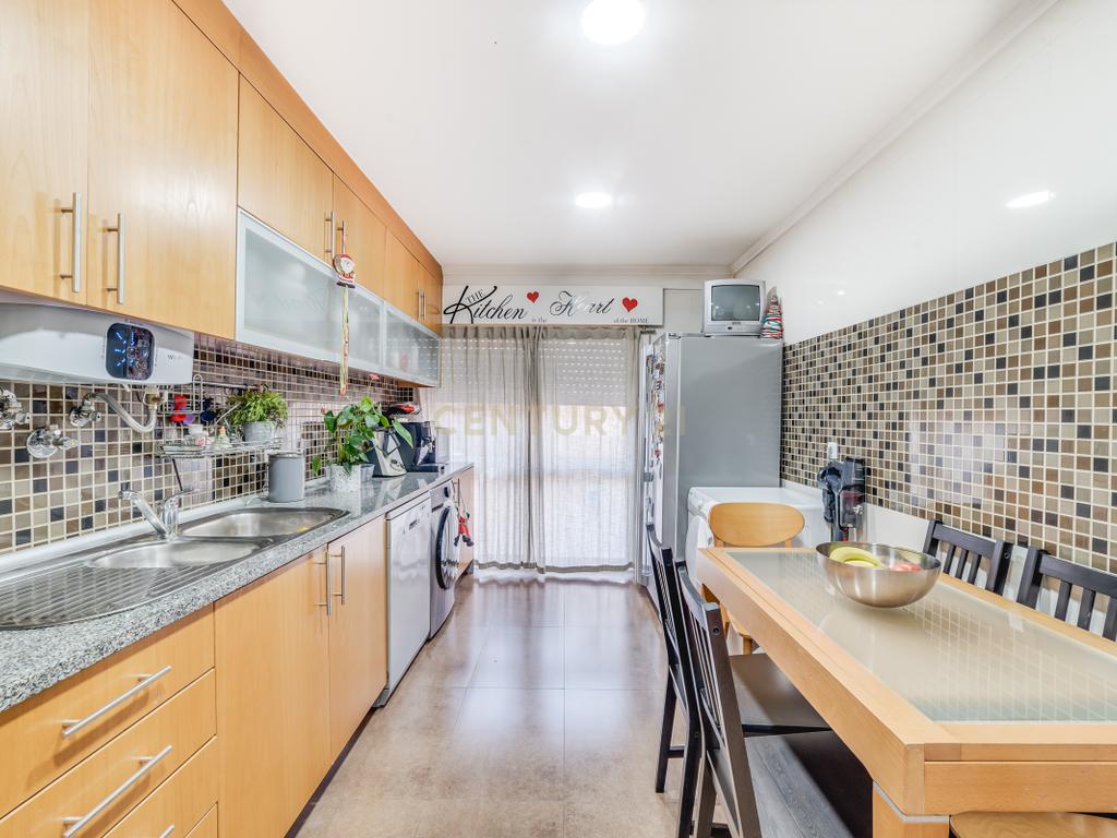 Apartamento T3 com Terraço de 70 m² e Box - Quinta do Castelo - Image 5