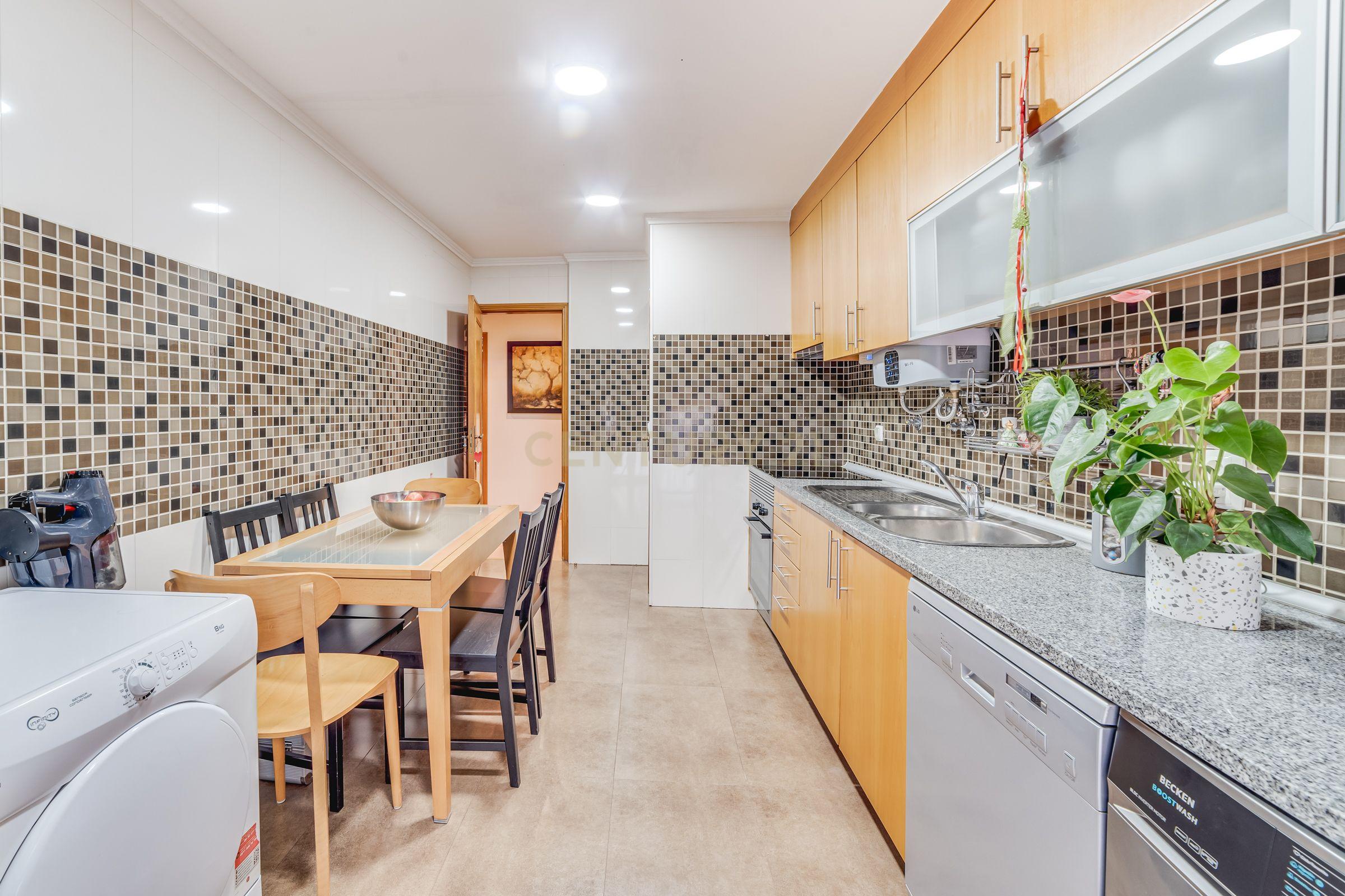 Apartamento T3 com Terraço de 70 m² e Box - Quinta do Castelo - Image 1