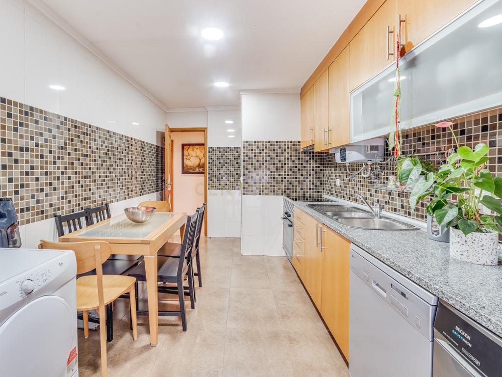 Apartamento T3 com Terraço de 70 m² e Box - Quinta do Castelo - Image 1