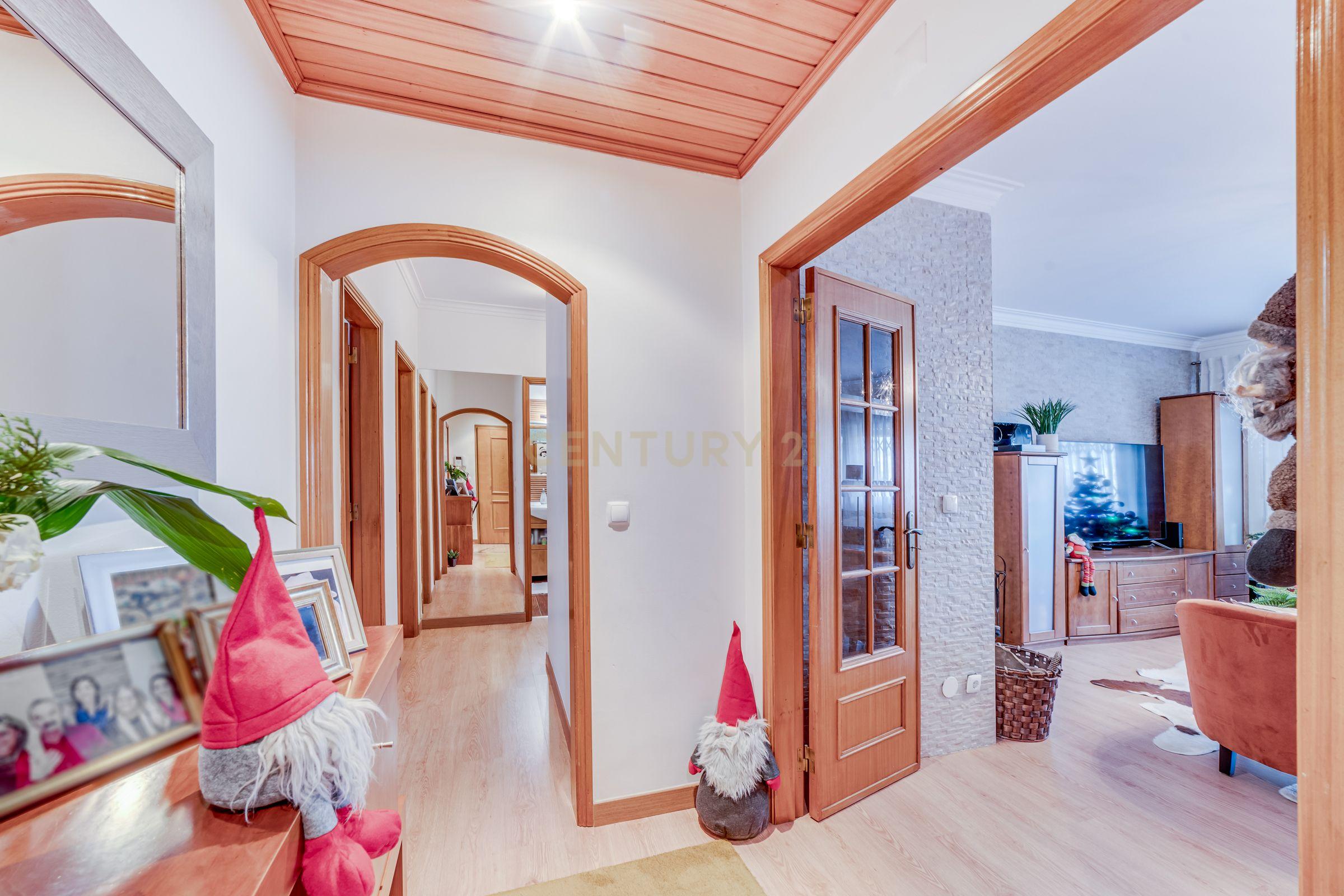Apartamento T3 com Terraço de 70 m² e Box - Quinta do Castelo - Image 8