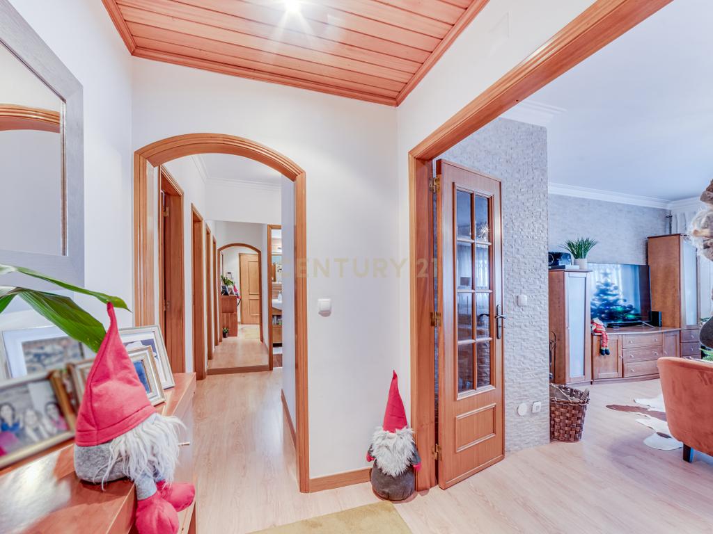 Apartamento T3 com Terraço de 70 m² e Box - Quinta do Castelo - Image 8