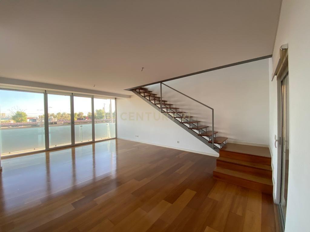 Fotografia 10 de 🌊 Apartamento T3 Duplex de Luxo em Algés | Vista Rio, Fachada em Vidro e Piscina no Rooftop