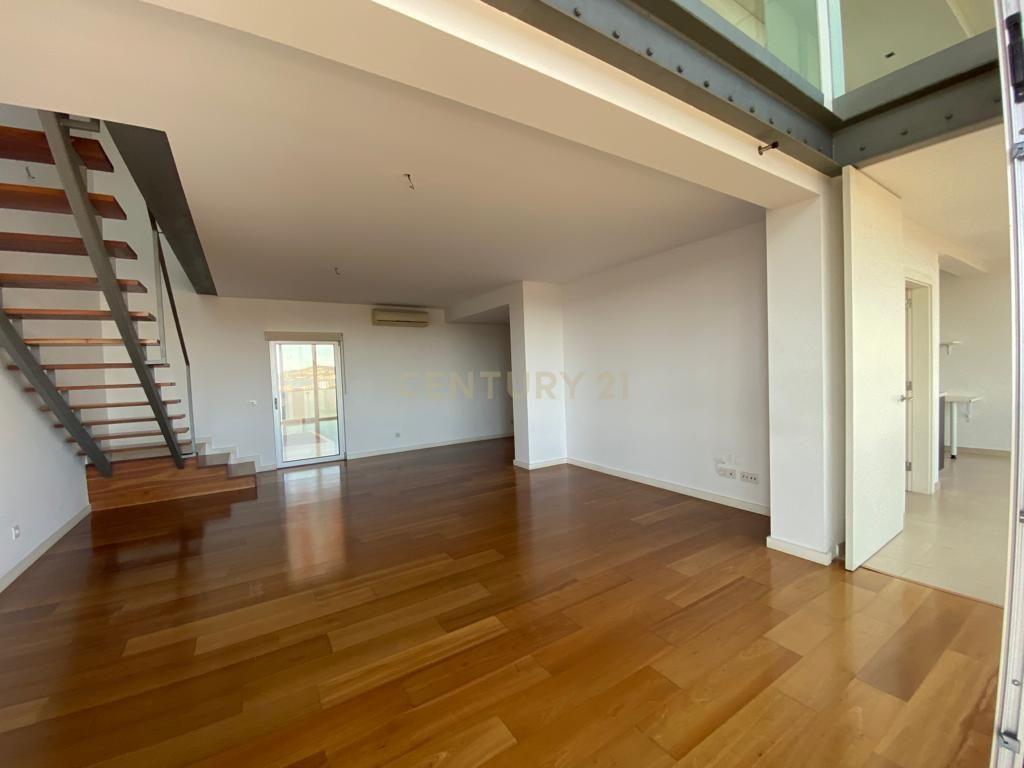 Fotografia 7 de 🌊 Apartamento T3 Duplex de Luxo em Algés | Vista Rio, Fachada em Vidro e Piscina no Rooftop