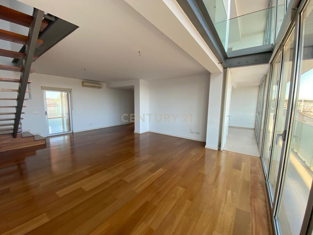Fotografia 6 de 🌊 Apartamento T3 Duplex de Luxo em Algés | Vista Rio, Fachada em Vidro e Piscina no Rooftop