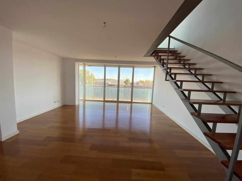 Fotografia 4 de 🌊 Apartamento T3 Duplex de Luxo em Algés | Vista Rio, Fachada em Vidro e Piscina no Rooftop