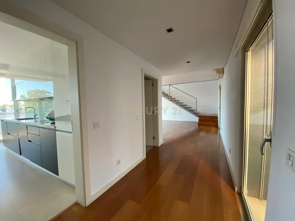 Fotografia 8 de 🌊 Apartamento T3 Duplex de Luxo em Algés | Vista Rio, Fachada em Vidro e Piscina no Rooftop
