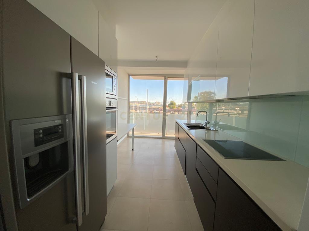 Fotografia 11 de 🌊 Apartamento T3 Duplex de Luxo em Algés | Vista Rio, Fachada em Vidro e Piscina no Rooftop