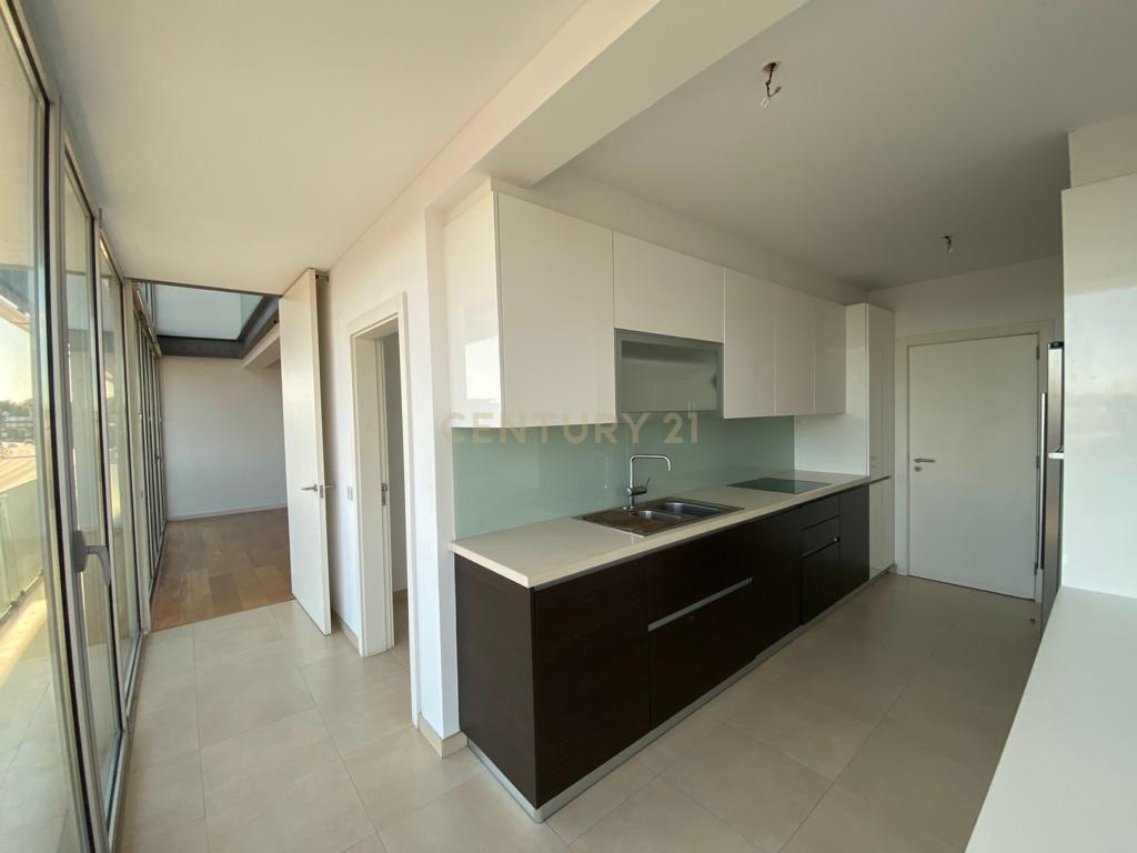 Fotografia 12 de 🌊 Apartamento T3 Duplex de Luxo em Algés | Vista Rio, Fachada em Vidro e Piscina no Rooftop